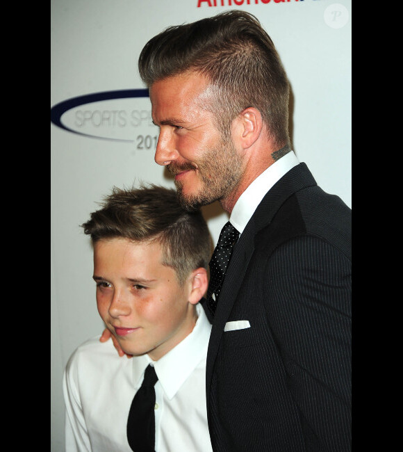 David Beckham et son fils Brooklyn, complices, le 20 mai 2012 lors du 27e anniversaire du Sports Spectacular donné en l'honneur du Cedars Sinai au Hyatt Regency de Los Angeles