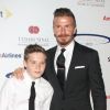 David Beckham et son fils Brooklyn posent ensemble lors du 27e anniversaire du Sports Spectacular donné au Hyatt Regency de Los Angeles pour l'institut de recherche génétique du Cedars Sinai le 20 mai 2012