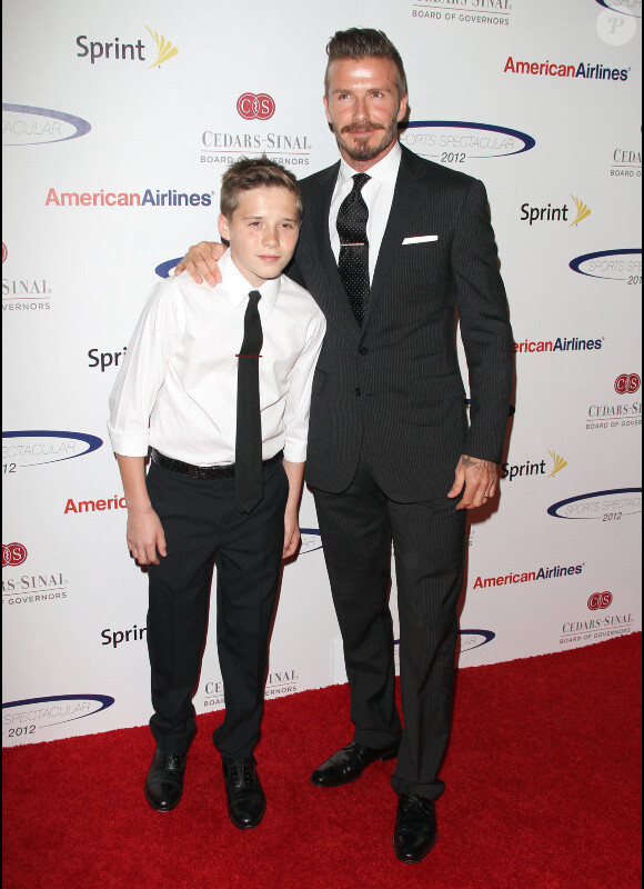 David Beckham et son fils Brooklyn posent ensemble lors du 27e anniversaire du Sports Spectacular donné au Hyatt Regency de Los Angeles pour l'institut de recherche génétique du Cedars Sinai le 20 mai 2012