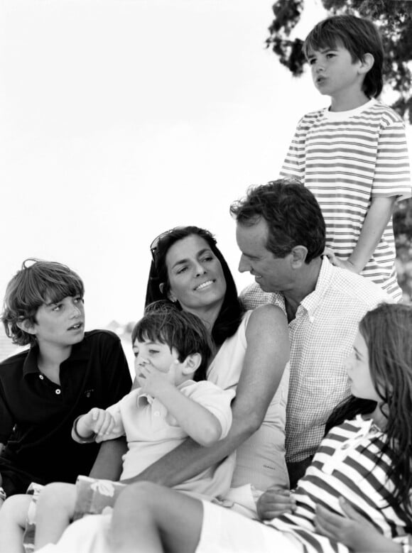 Mary Kennedy (née Richardson), épouse de Robert F. Kennedy Jr. et mère de quatre enfants avec lui, s'est donné la mort le 16 mai 2012 à son domicile de Bedford (Etat de New York). Un suicide suivi d'une guerre entre les deux familles concernant sa dépouille et sa mémoire...