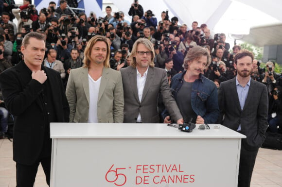 Ray Liotta, Brad Pitt, Andrew Dominik, Ben Mendelsohn et Scoot McNairy lors du photocall du film Cogan - La Mort en douce (Killing Them Softly) le 22 mai 2012 au festival de Cannes