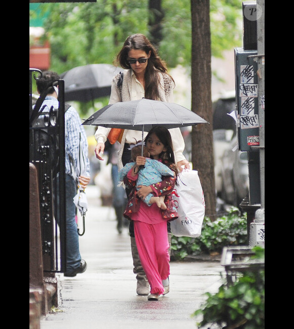 Katie Holmes et sa fille Suri se promènent sous la pluie dans les rues de New York, le 21 mai 2012.