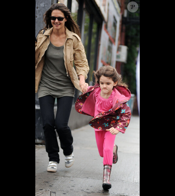 Katie Holmes et sa fille Suri courent dans les rues de New York, le 21 mai 2012.
