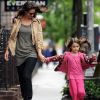 Katie Holmes et sa fille Suri : balade à deux dans les rues de New York, le 21 mai 2012.