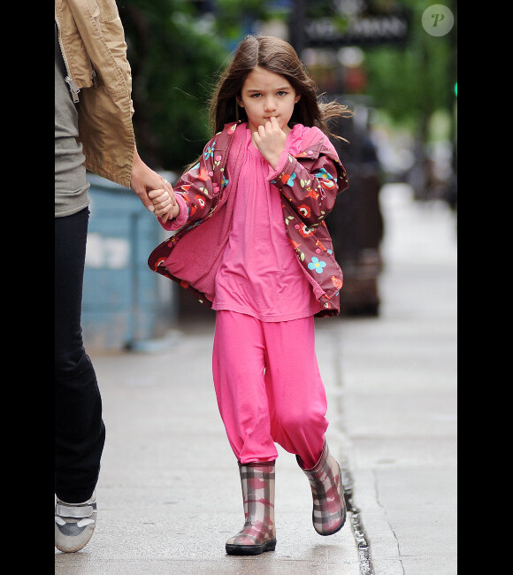 Suri Cruise se promène avec sa mère Katie Holmes dans les rues de New York, le 21 mai 2012.