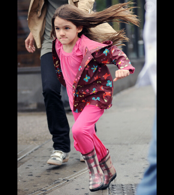 Katie Holmes et sa fille Suri se promènent dans les rues de New York, le 21 mai 2012.