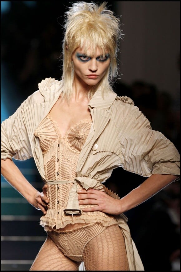 Sasha Pivovarova lors du défilé prêt-à-porter collection printemps-été 2012 de Jean Paul Gaultier à Paris.