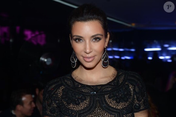 Kim Kardashian au VIP ROOM de Cannes le 22 mai 2012