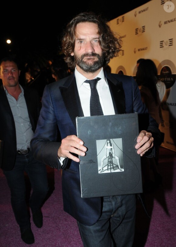 Frédéric Beigbeder tient le nouvel ouvrage photo 25 lors de la soirée Cruel Summer au Gotha Club. Cannes, le 23 mai 2012.