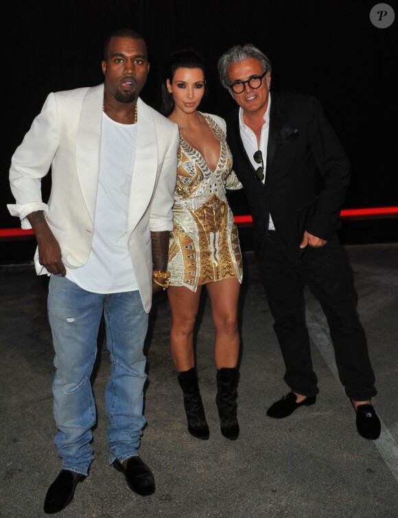 Kanye West, Kim Kardashian et Giuseppe Zanotti lors de l'avant-première du film Cruel Summer à Cannes, le 23 mai 2012.