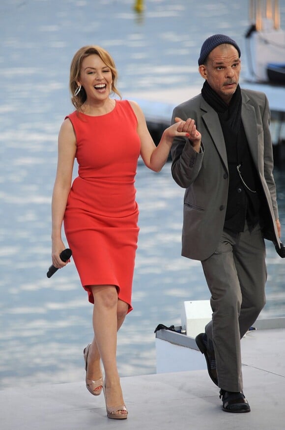 Kylie Minogue et Denis Lavant sur le plateau du Grand Journal, à Cannes, le 23 mai 2012.