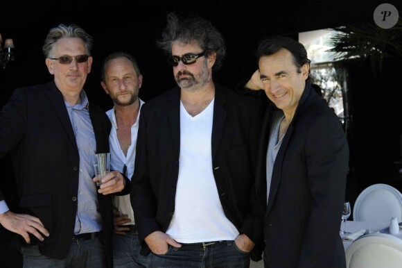 Benoît Poelvoorde, Gustave Kerven, Albert Dupontel et Benoît Delépine  au Carlton Cinéma club, à Cannes, le 23 mai 2012.