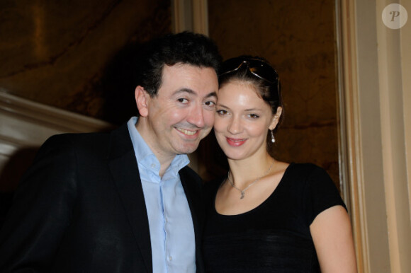 Gérald Dahan et sa compagne Elodie lors de la conférence de presse qui donne le coup d'envoi de La Marseillaise à pétanque le 24 mai 2012 à Paris