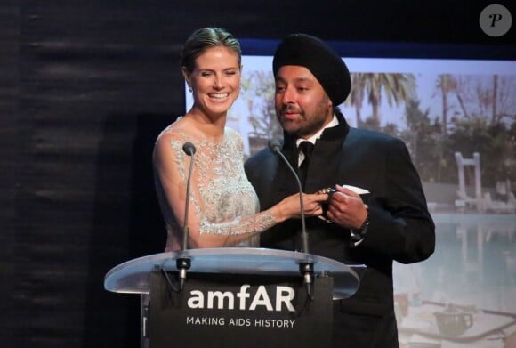 Heidi Klum et le nouveau propriétaire de la montre lors du gala de l'amfAR à l'hôtel du Cap Eden Roc. Cap d'Antibes, le 24 mai 2012.