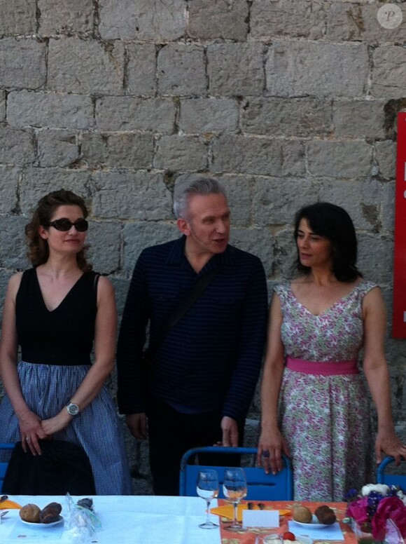 Emmanuelle Devos, Jean Paul Gaultier et Hiam Abbas lors du traditionnel "aïoli" organisé par le maire de Cannes durant le Festival de Cannes le 25 mai 2012