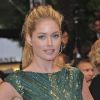 Doutzen Kroes à la montée des marches du Palais des Festivals, pour le film Cosmopolis, à Cannes le 25 mai 2012