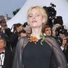 Aimée Mullins à la montée des marches du Palais des Festivals, pour le film Cosmopolis, à Cannes le 25 mai 2012