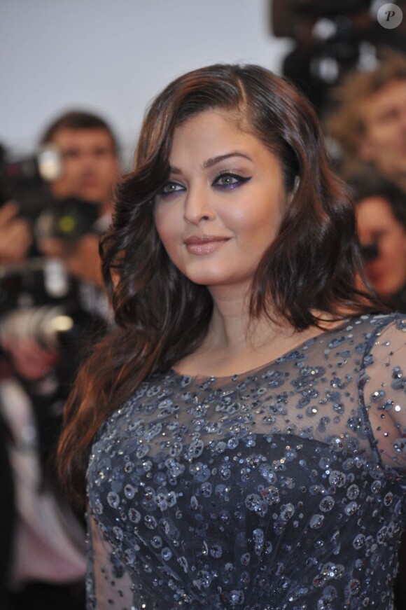 Aishwarya Rai à la montée des marches du Palais des Festivals, pour le film Cosmopolis, à Cannes le 25 mai 2012