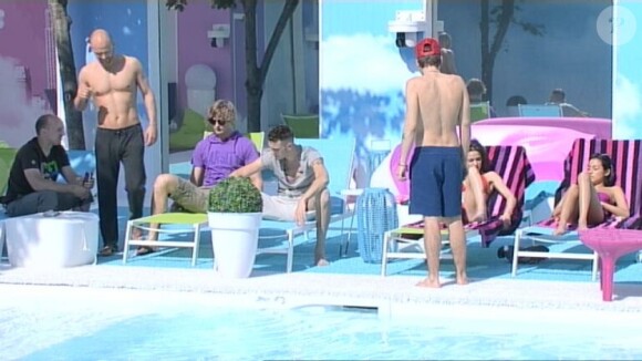 Tous les habitants se réunissent autour de la piscine pour profiter du radieux soleil qui s'abat sur le jardin (dimanche 27 mai 2012 - Secret Story 6).