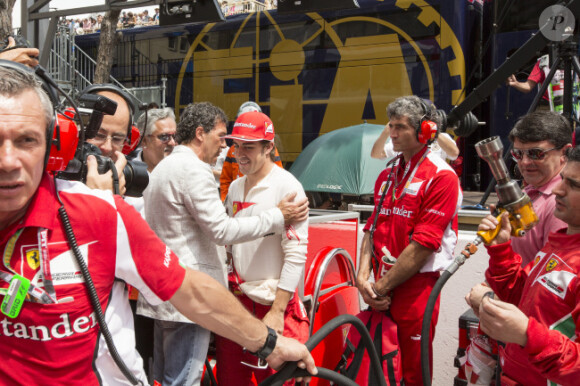 Antonio Banderas et Fernando Alonso dans le paddock du Grand Prix de Monaco le 27 mai 2012