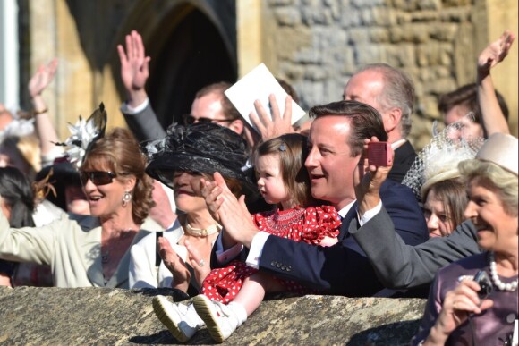 David Cameron avec sa fille Florence au mariage de Henry Allsopp et de Naomi Gummer, le 26 mai 2012 à Chadlington, dans l'Oxfordshire.