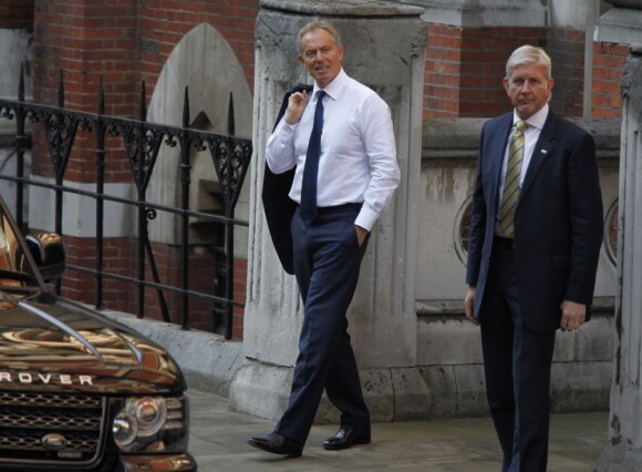 Tony Blair a été accueilli par des manifestants pour sa comparution devant la commission d'enquête Leveson, le 28 mai 2012 à Londres.
