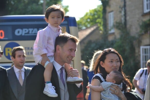Jeremy Hunt avec sa femme Lucia et leurs deux enfants au mariage de Henry Allsopp et de Naomi Gummer, le 26 mai 2012 à Chadlington, dans l'Oxfordshire.