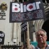 Tony Blair a été accueilli par des manifestants pour sa comparution devant la commission d'enquête Leveson, le 28 mai 2012 à Londres.