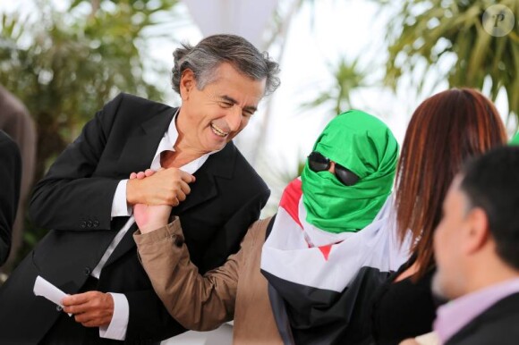 Bernard-Henri Lévy, lors du photocall de son documentaire Le Serment de Tobrouk au Festival de Cannes 2012 (hors compétition). Il était accompagné de vétérans libyens et de rebelles syriens