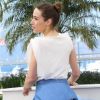 Arta Dobroshi, héroïne de Trois Mondes, lors du photocall du film au Festival de Cannes 2012. Elle fait un peu trop tournoyer sa robe.