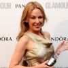 Kylie Minogue, habillée d'une robe Stella McCartney, remportait le trophée d'Outstanding Contribution lors des Glamour Awards 2012 au Berkeley Square Gardens. Londres, le 29 mai 2012.