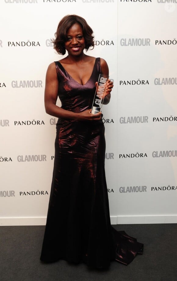 Viola Davis, lauréate du trophée d'Actrice de l'Année lors des Glamour Awards 2012 au Berkeley Square Gardens. Londres, le 29 mai 2012.