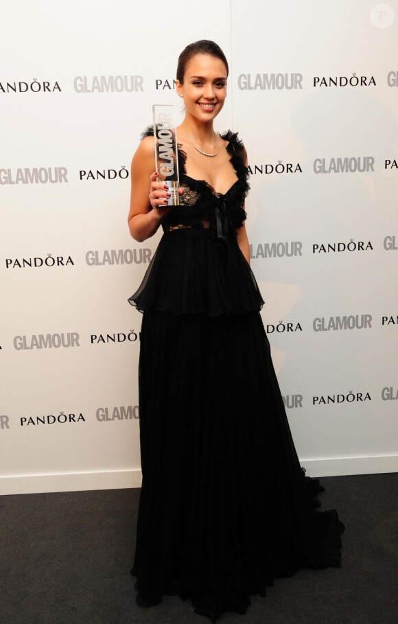 Jessica Alba et son award de Chef d'Entreprise de l'Année lors des Glamour Awards 2012 au Berkeley Square Gardens. Londres, le 29 mai 2012.