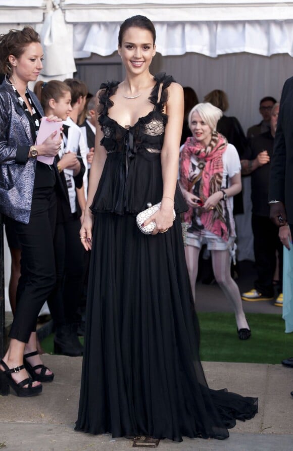 Jessica Alba habillée d'une robe Alexander McQueen lors des Glamour Awards 2012 au Berkeley Square Gardens. Londres, le 29 mai 2012.