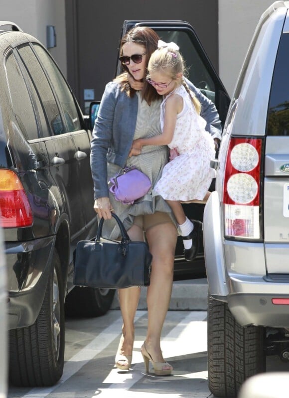 Jennifer Garner très élégante dévoile son secret, la gaine, et fait du shopping avec Violet, à Los Angeles, le 29 mai 2012