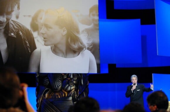 Alain Delon rend hommage à Romy Schneider lors des César en 2008