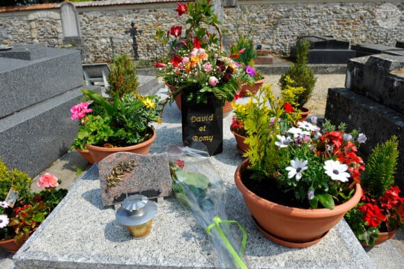 La tombe de Romy Schneider au cimetière de Boissy-sans-Avoir dans les Yvelines. Elle est recouverte de fleurs le 27 mai 2012, soit trente ans après sa disparition
