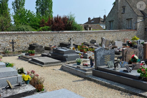La tombe de Romy Schneider au cimetière de Boissy-sans-Avoir dans les Yvelines