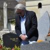 Alain Delon se recueillant le 29 mai 2012 sur la tombe de Romy Schneider, trente ans après sa mort