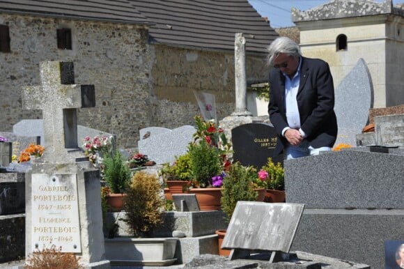 Alain Delon se recueillant le 29 mai 2012 sur la tombe de Romy Schneider, trente ans après sa mort