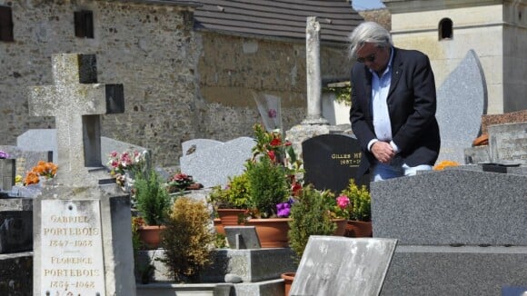 Romy Schneider : Alain Delon, seul, se recueille sur sa tombe