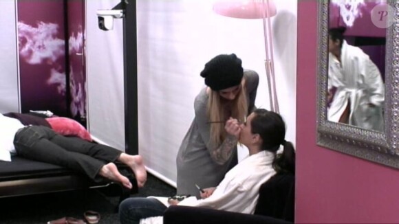 Fanny maquille Caroline dans Secret Story 6, mercredi 30 mai 2012 sur TF1