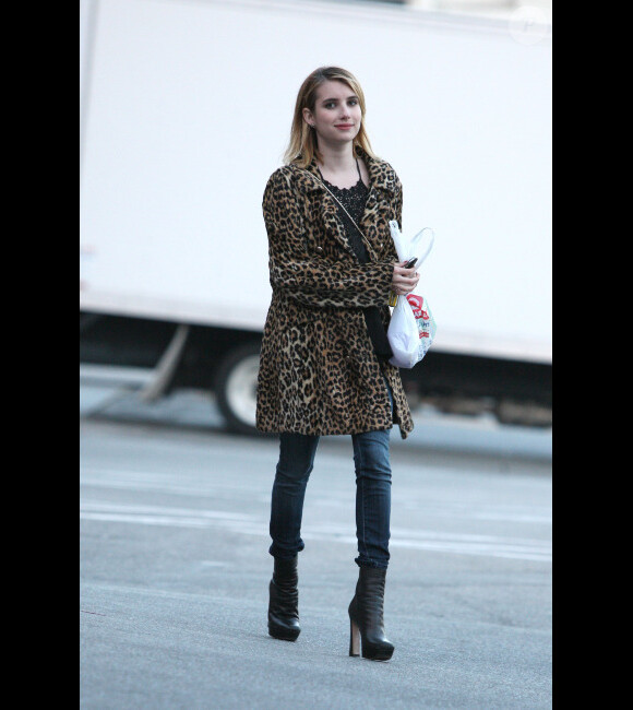 Emma Roberts se rend dans une pharmacie à Los Angeles, le 18 mai 2012.