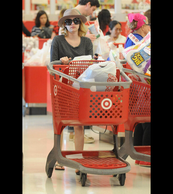 Emma Roberts se rend dans un supermarché Target à Los Angeles, le 15  mai 2012.