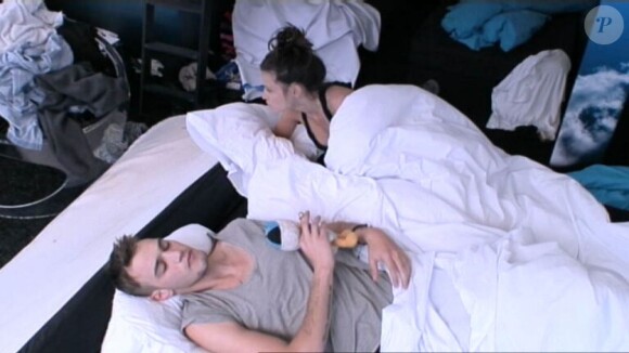 Capucine rejoint Julien dans son lit dans Secret Story 6