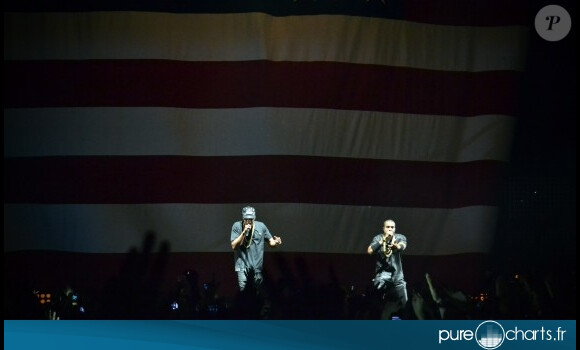 Jay-Z et Kanye West sur la scène de Bercy pour le Watch The Throne Tour, à Paris, le 1er juin 2012.