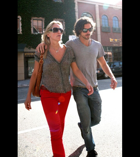 Sharon Stone, 54 ans, avec Martin Mica, 27 ans. Le couple a été aperçu dans les rues de Los Angeles, le 1er juin 2012.