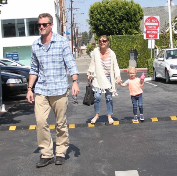 Eric Dane et Rebecca Gayheart avec leur fille Billie, 2 ans, à Los Angeles le 2 juin 2012.