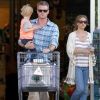 Eric Dane et Rebecca Gayheart sortent d'un magasin avec leur fille Billie, à Los Angeles le 2 juin 2012.