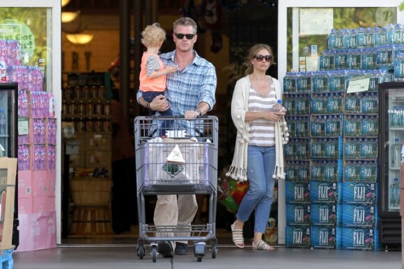 Eric Dane et Rebecca Gayheart sortent d'un magasin avec leur fille Billie, à Los Angeles le 2 juin 2012.